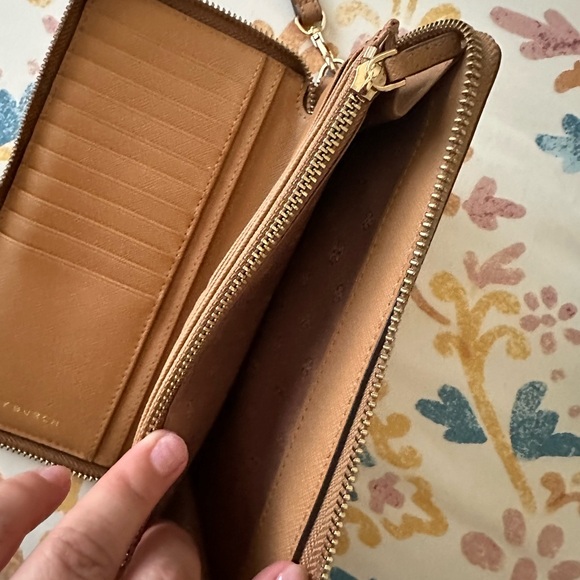 Authentic Tory Butch tan wallet - Picture 7 of 7